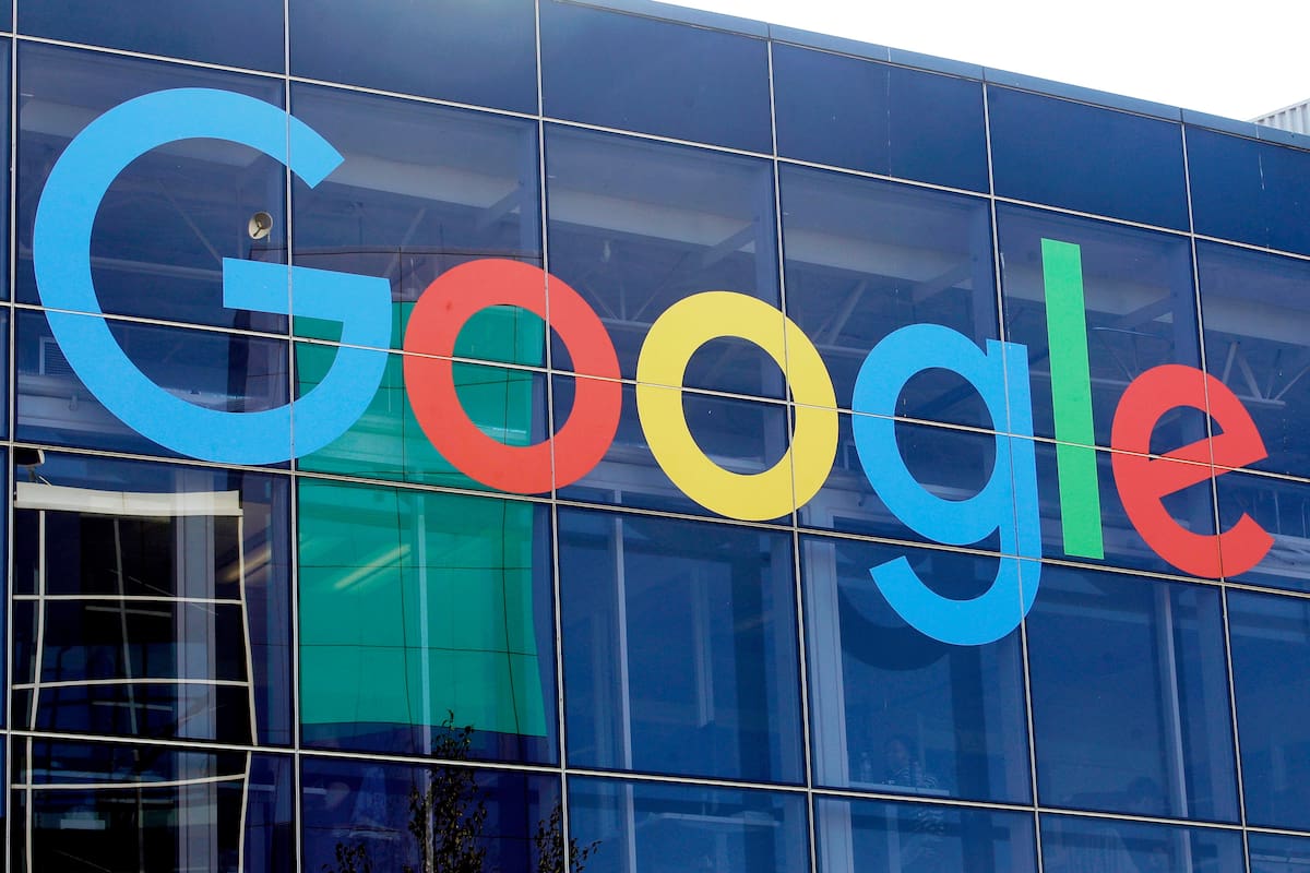 Un letrero de Google en un edificio ubicado dentro del complejo de la compañía, en Mountain View, California. (AP Foto/Jeff Chiu, Archivo)